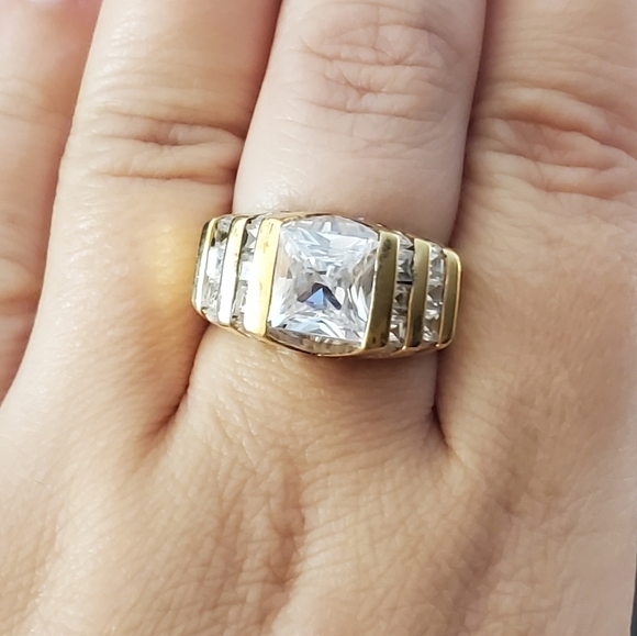 Beautiful and Unique Vintage V Ring 925 Stamped size 8 - Picture 3 of 5